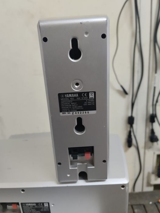 Yamaha субуфер +среда и две колони