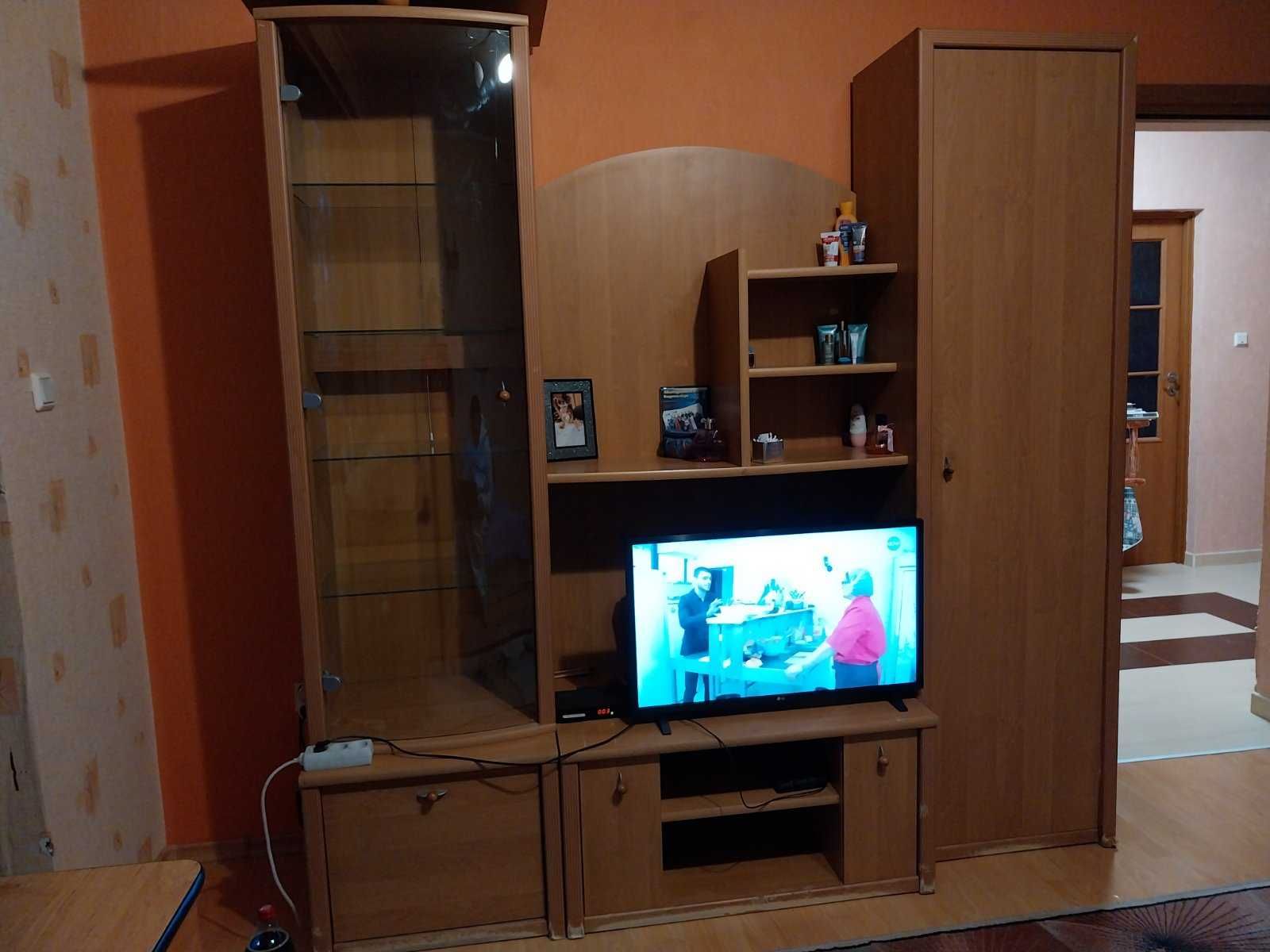 Продавам полска секция.