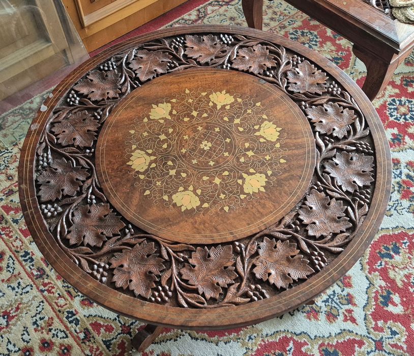 Masa rotunda sculptata