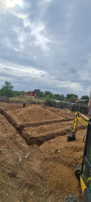 Excavator de inchiriat/Cilindru compactor