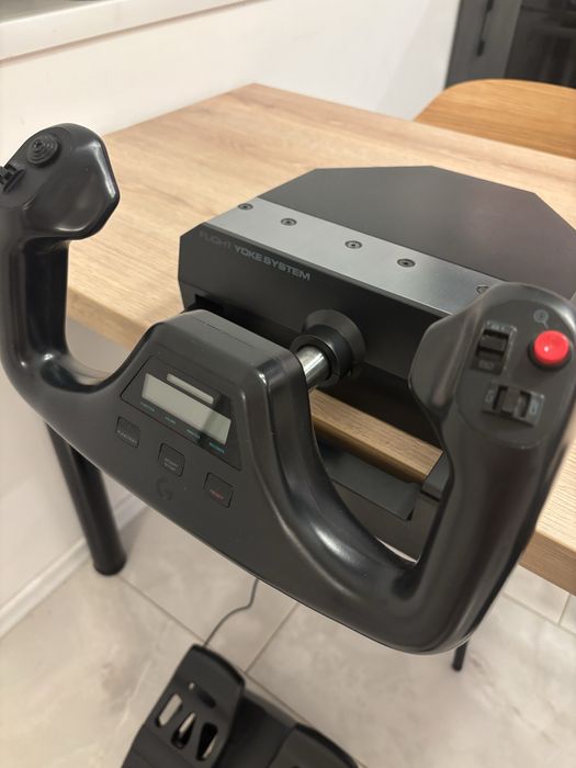 Vând simulator de joc Saitek Pro Flight Yoke si pedale ThrustMaster