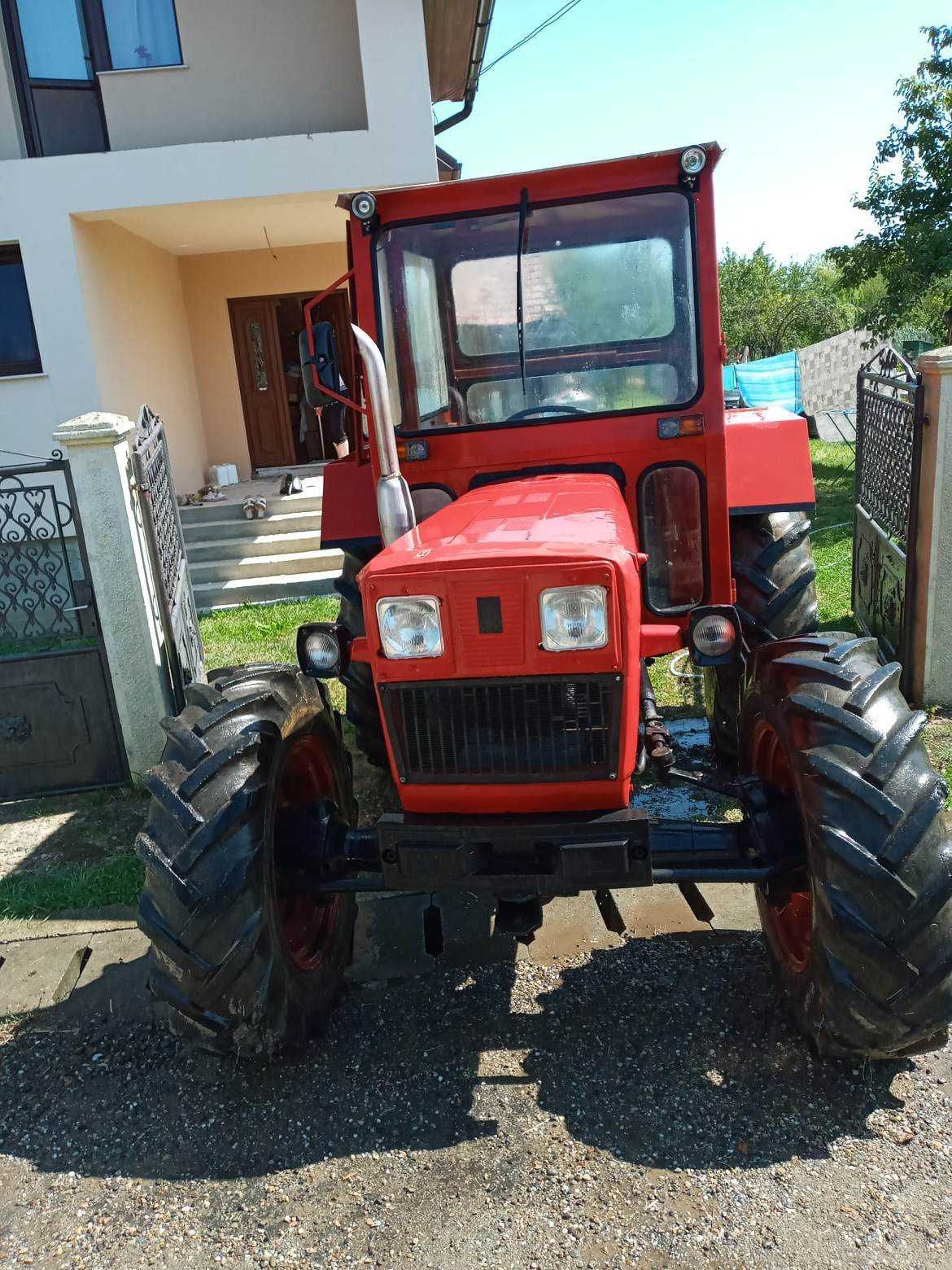 Vînd tractor cu dublă tracțiune.