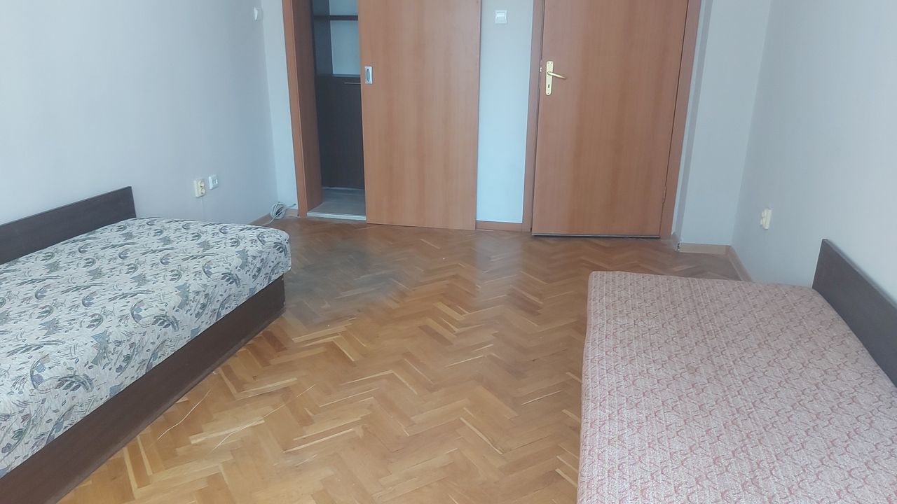 Дава се под наем Двустаен апартамент в Русе, Център - 82 кв.м за 612 € - Снимка #2