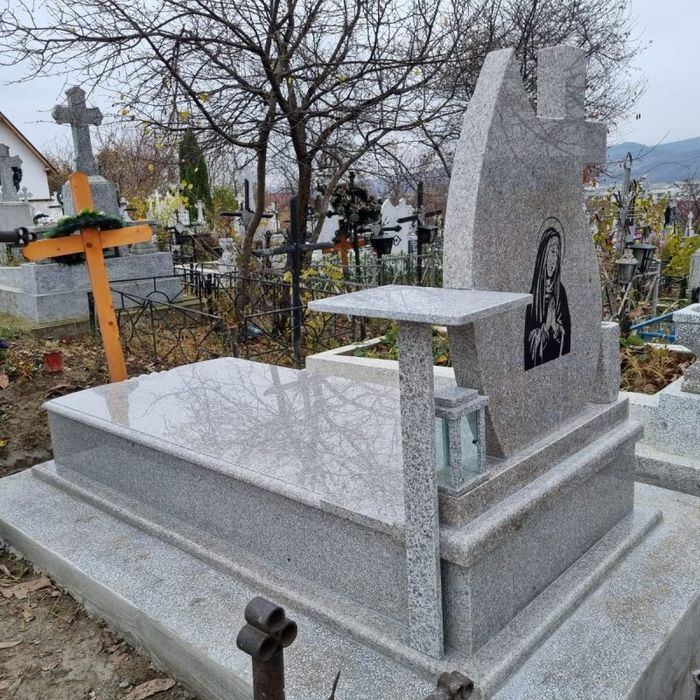 Vând monumente funerare