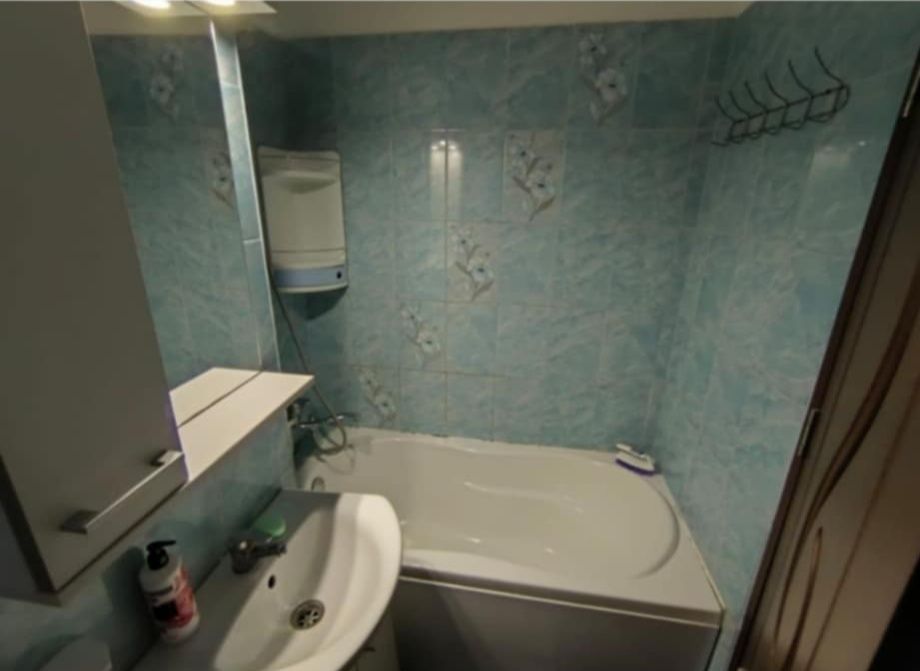 Închiriez apartament etajul 1