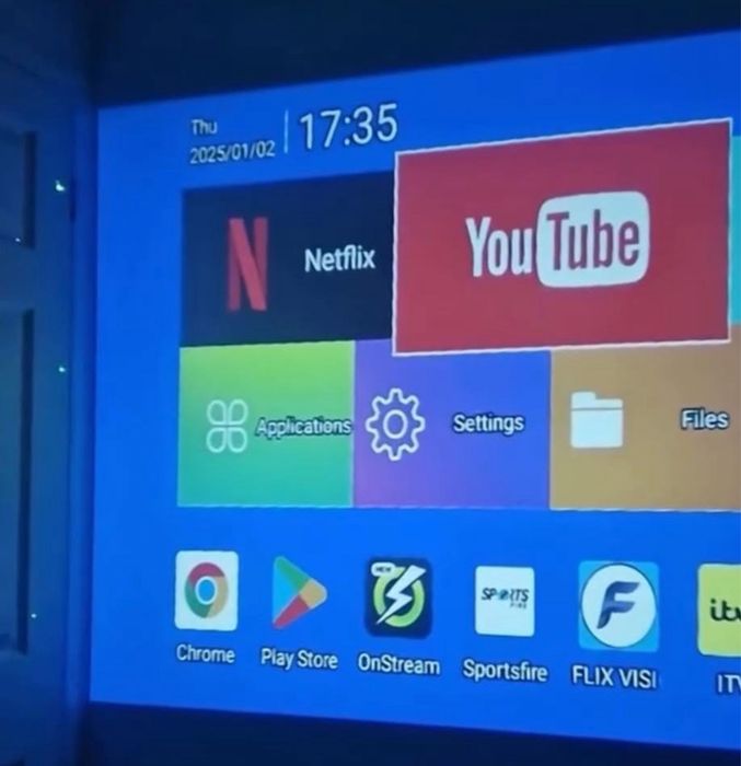 Проектор за стена