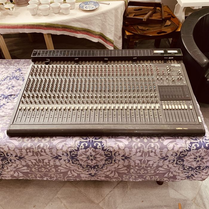 Mackie 32.8 32-Channel 8-Bus Mixing Console