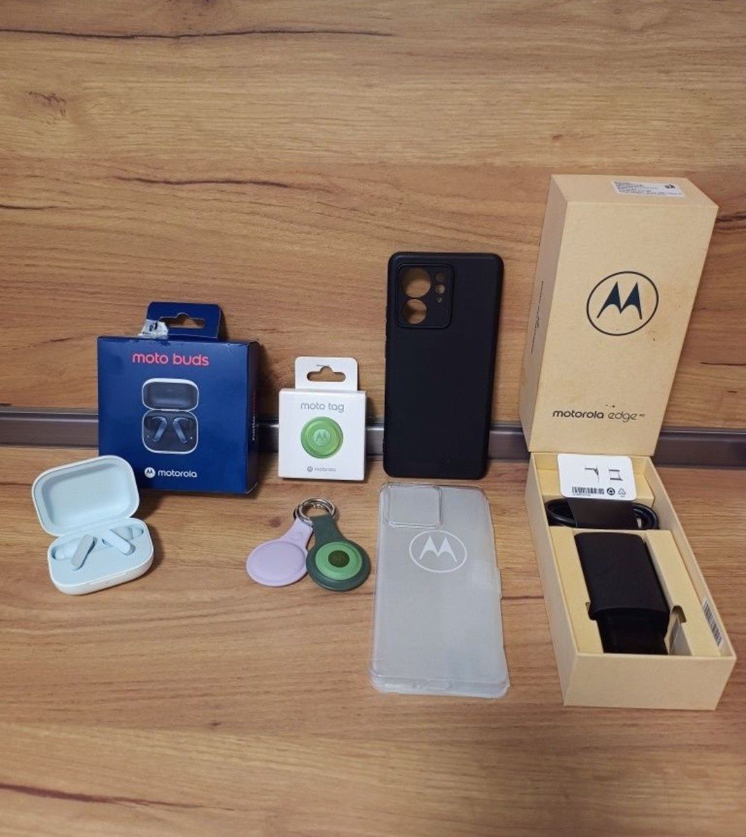 Продавам комплект Moto Edge40 5G/MotoBuds/MotoTag