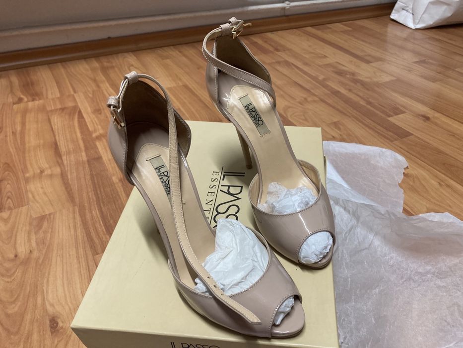 Vand sandale din piele naturala elegante! Purtate o singura data!