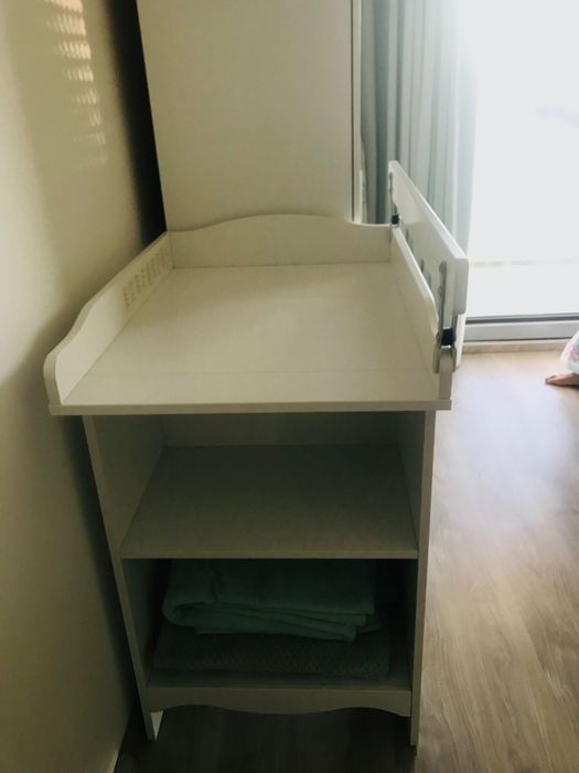 Маса-шкаф за повиване на бебето