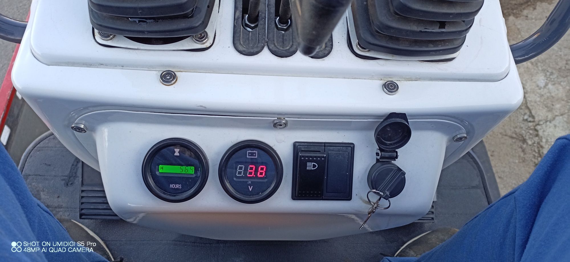 Продавам багер1300 кг.