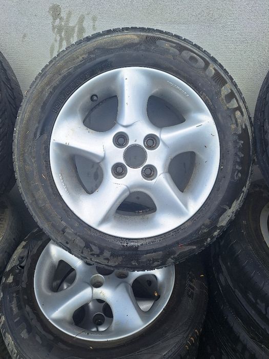 Buna ziua ! Vand urgent  patru   seturi de  jeante  pe 15 cu anvelope