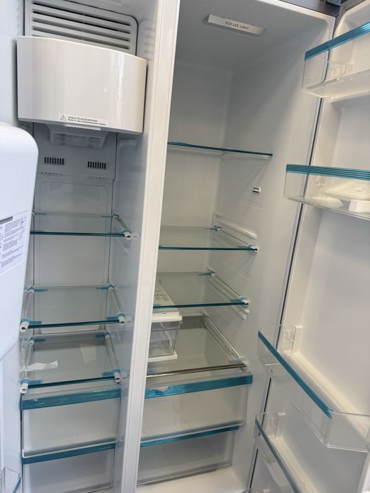 Хладилник с фризер с ледогенеатор А+++