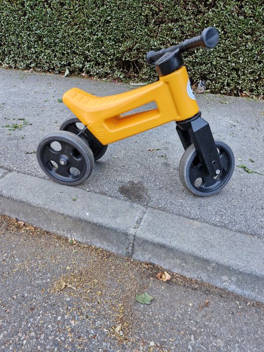 Vand o tricicleta si o bicicleta fara pedale pentru copii