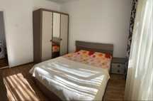 Inchiriez apartament cu 3 camere, zona Cina