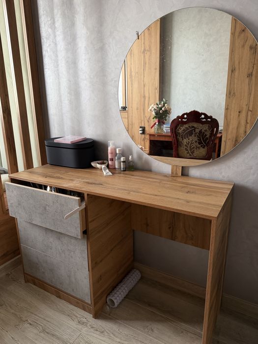 Срочно продам трюмо со шкафом