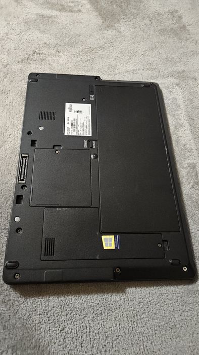 Fujitsu u747, i5 6200u, 16gb ddr4, 256gb NVME