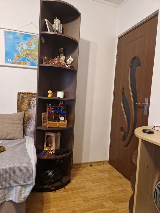 Soldat de colț, mobila, maro
