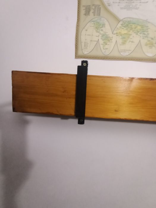 Polița din lemn cu suporți metalici