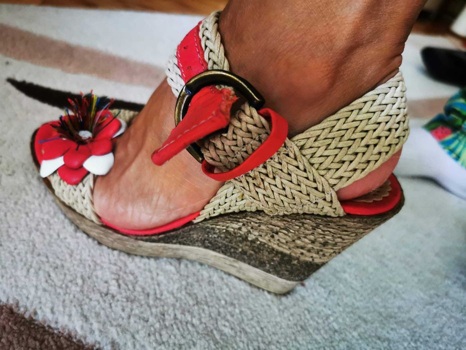 Високи елегантни сандали