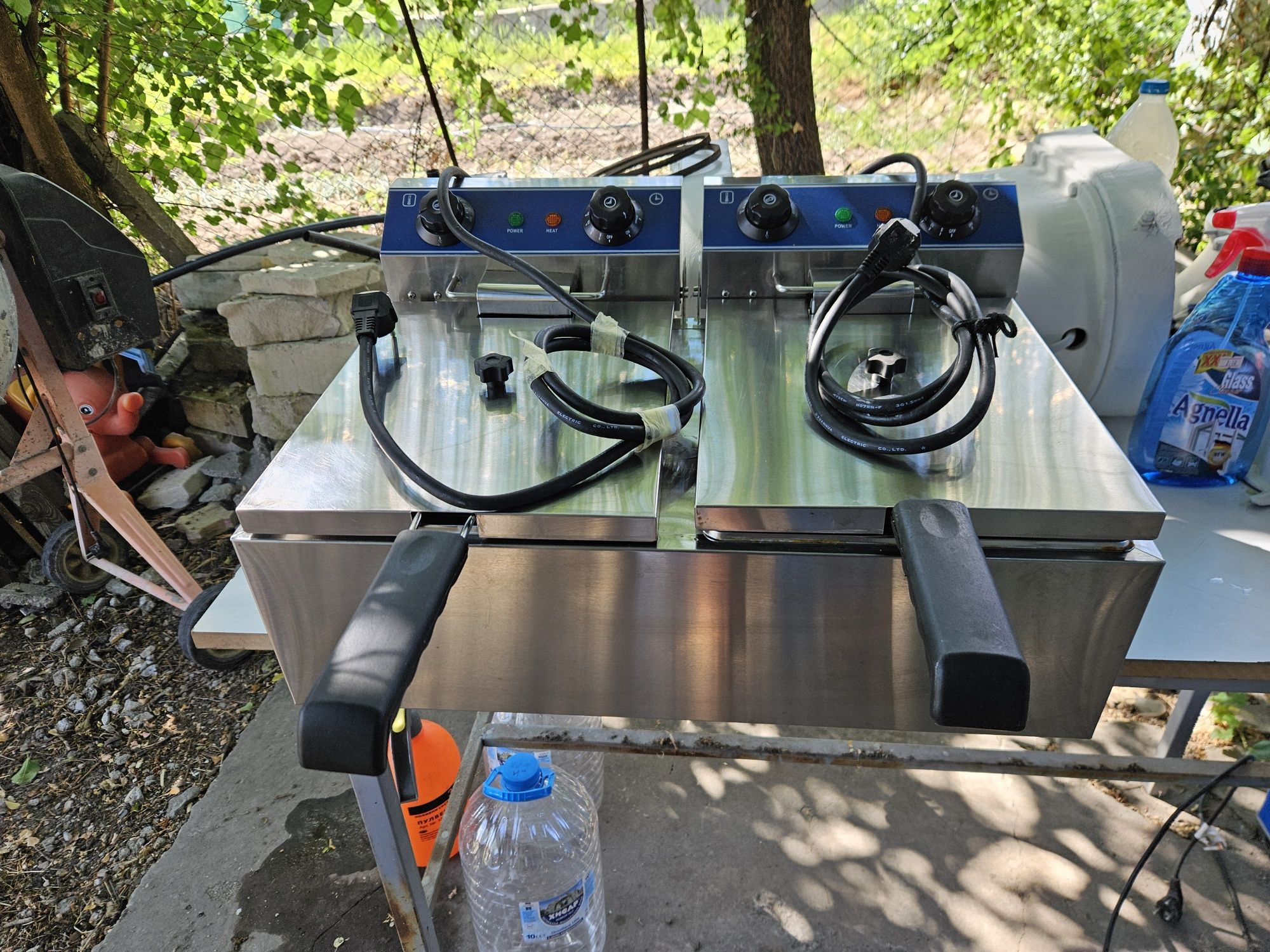 Фритюрник на ток 2х10 литра монофазен 2x3kw. Малко ползван три месеца