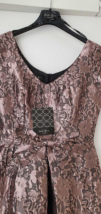 Официална рокля на испанския бранд "Carla Ruiz"/НОВА/