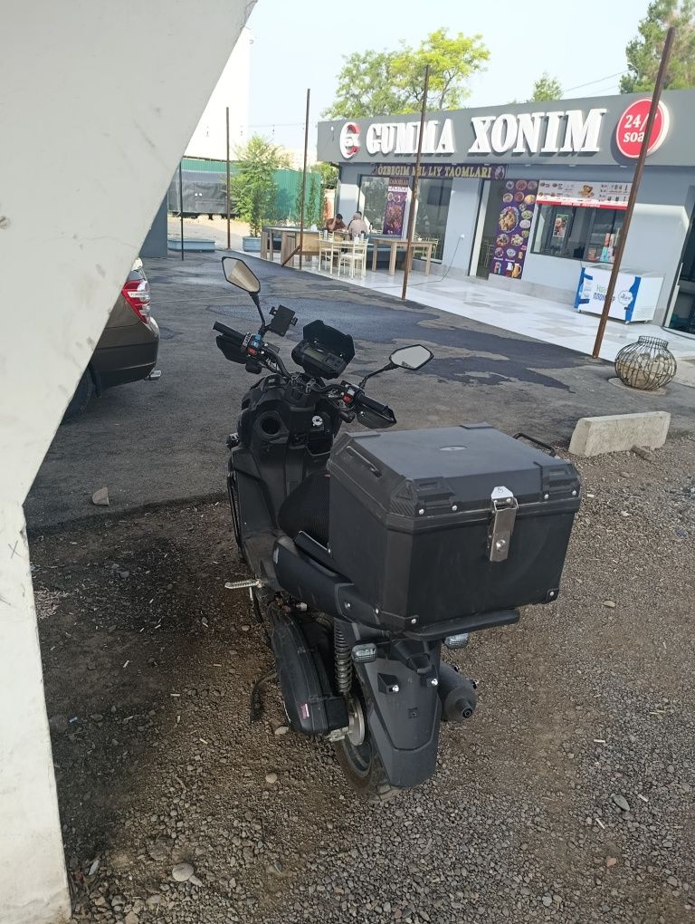 Skutr yengide azgina qirilgan joyi bor