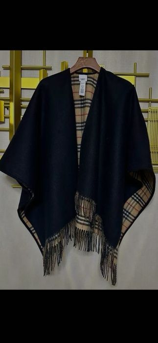 Poncho Burberry model 2026-iarnă