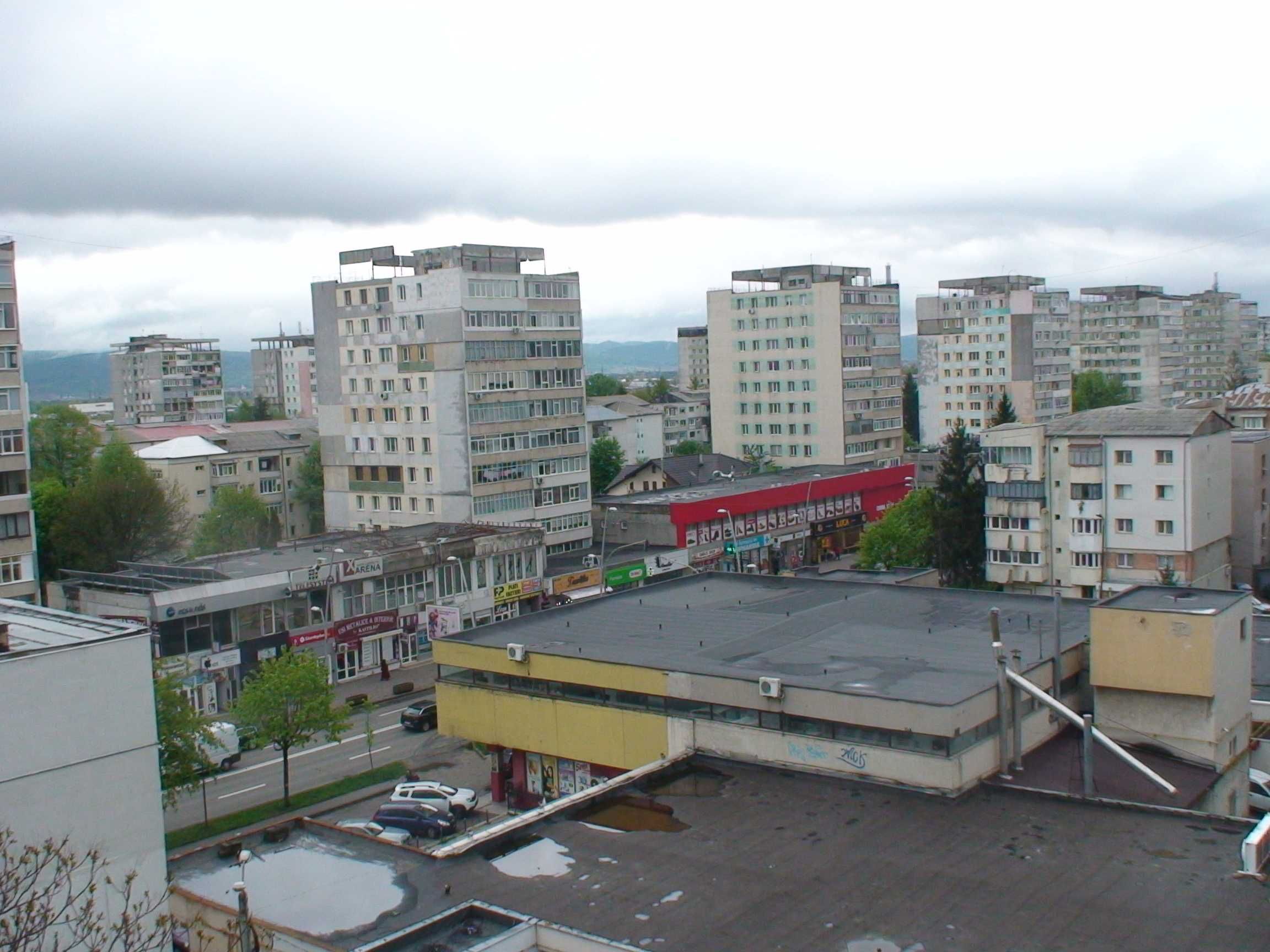 str. Castanilor 4, zona Orizont-Piaţa Sud, 3 camere decomandate, 82 mp