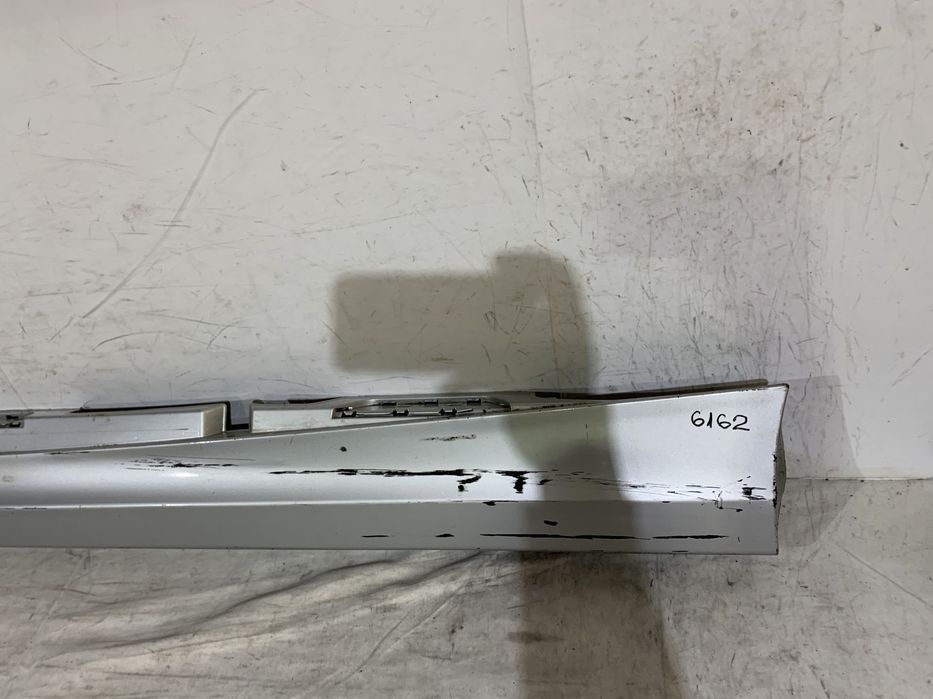 Prag stanga BMW Seria 1, E87, 2005, 2006, 2007, 2008, 2009, 2010, 2011, cod origine OE 51777184353.