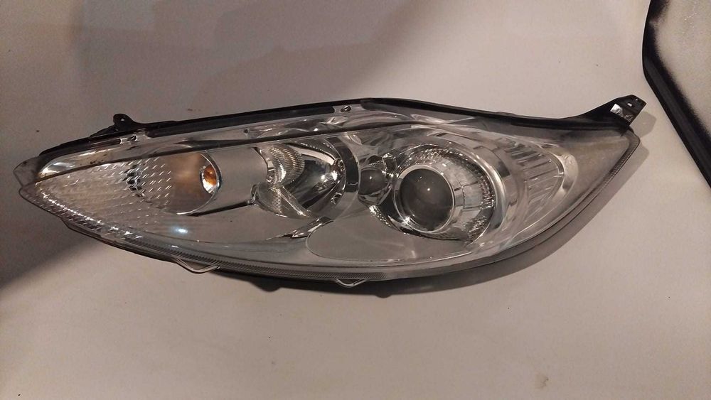 Far stanga-dreapta Ford Fiesta an 2009 cu lupa fara xenon
