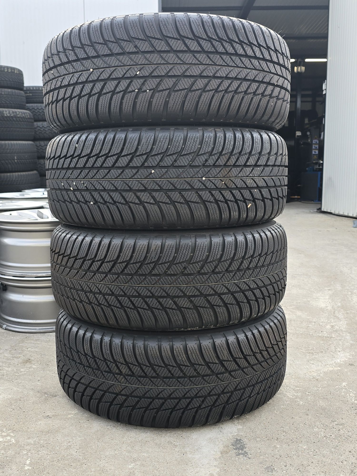 4 Броя 225/50/17 Bridgestone 2x9mm 2x8,6mm 24dot