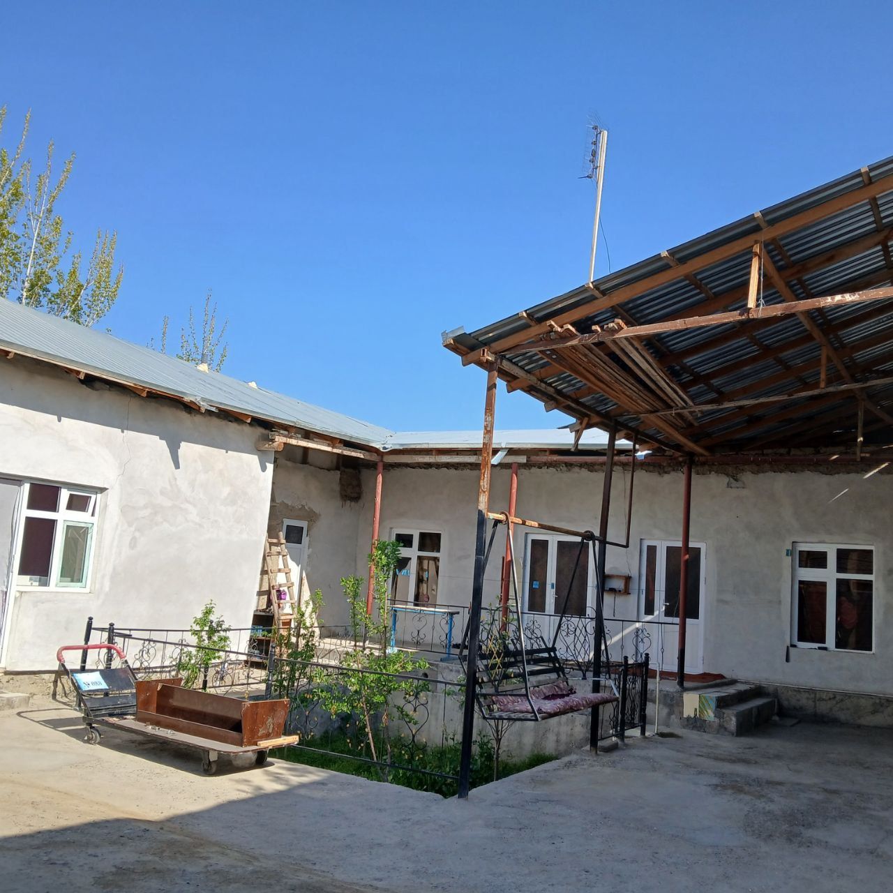 Hovli sotiladi 4.5sotix srochnaga Yangi Ariq koʻchasi 52uy