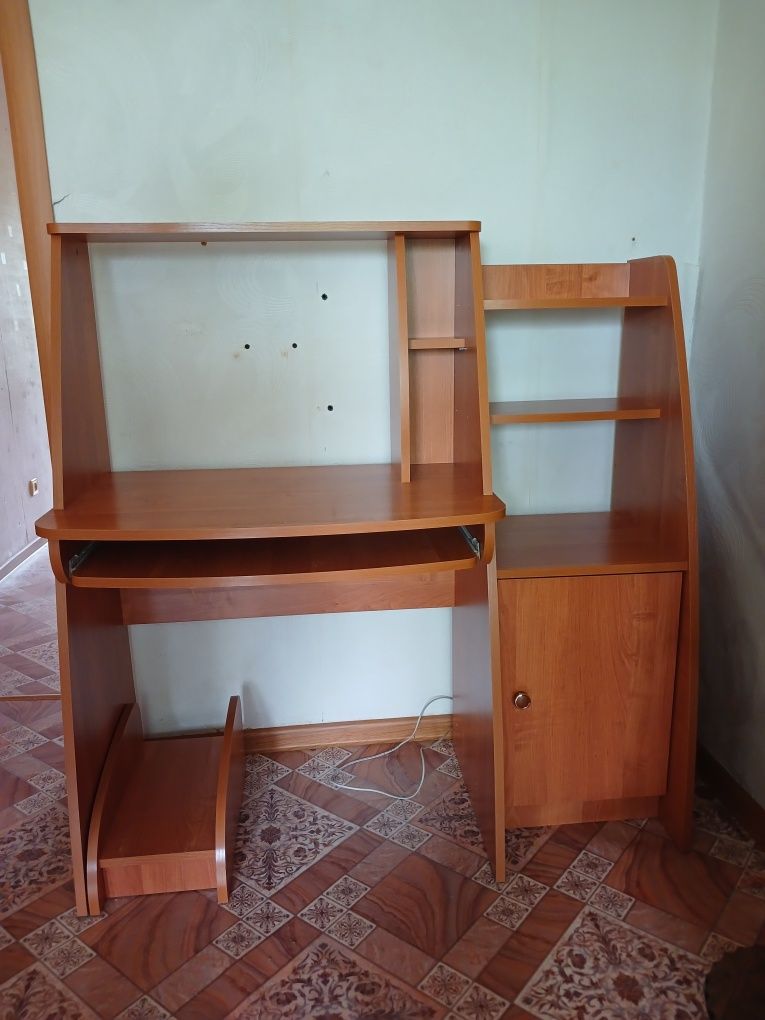 Продам компьютерный стол