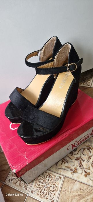 Продам босоножки