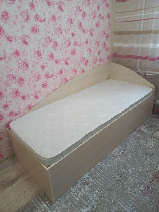 Кровать с матрасом