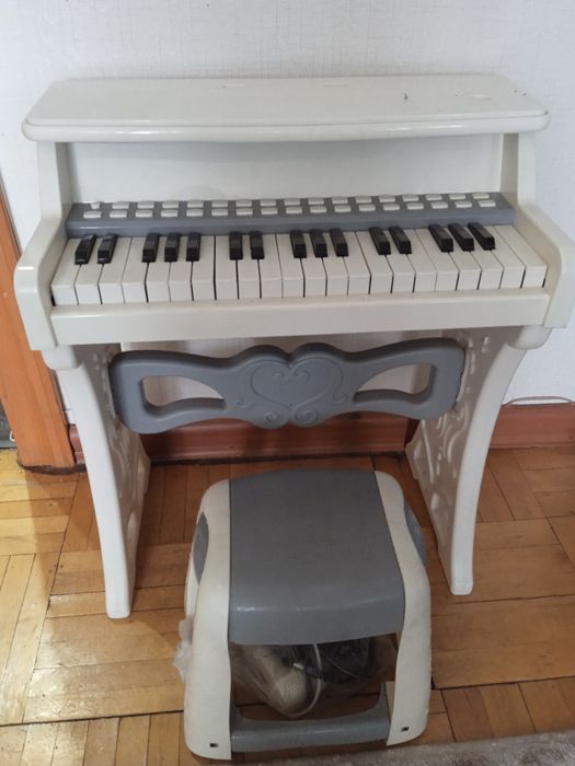 Продам детское пианино с микрофоном и стульчики.В хорошем состоянии.