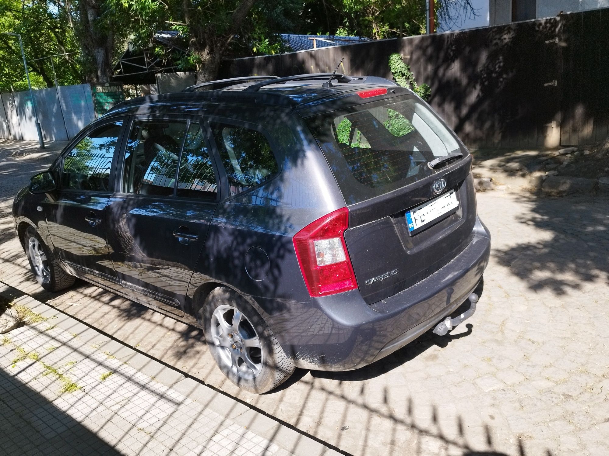 Автомобил KIA Carens 2.0