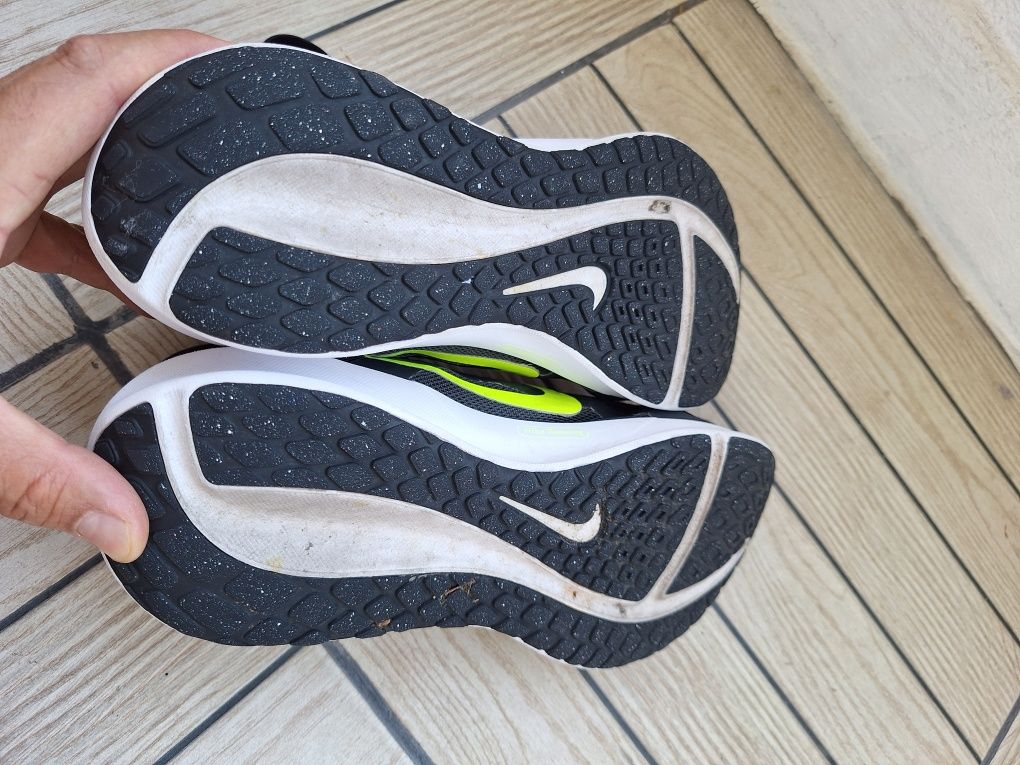 Видове Nike Air max97 и Nike Downshifter 13