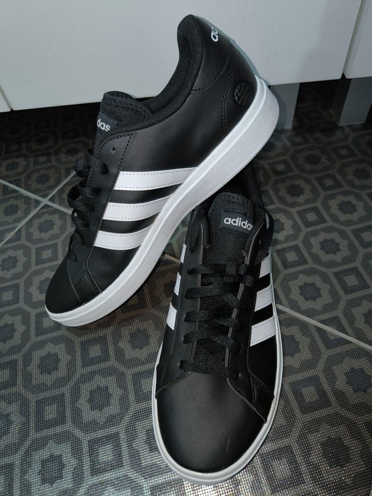 Обувки Adidas чисто нови
