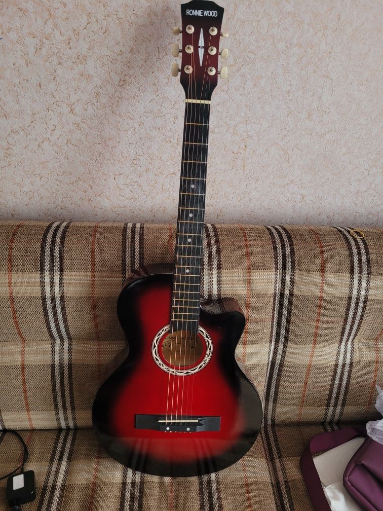 Продаю б/у гитару Ronnie Wood AG38C!