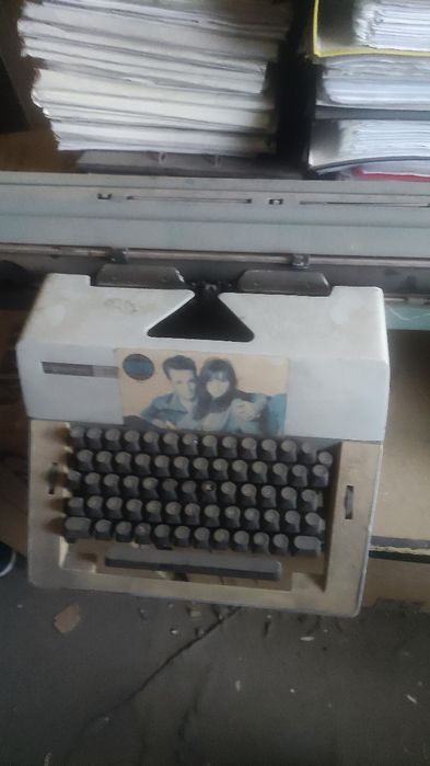 2 броя  пишещи машини