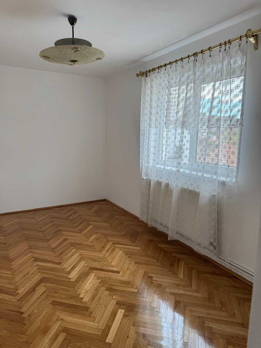 Apartament 4 camere semidecomandat, ultracentral în Deva