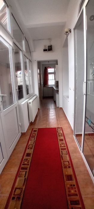 Central, apartament de  închiriat  la  curte