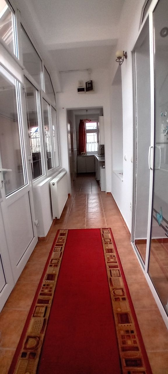 Apartament  de  închiriat  la  curte