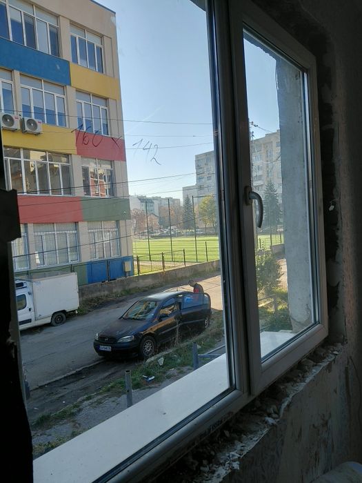 PVC прозорци двойни с по едно крило отваряеми алуминиев интериорни вра