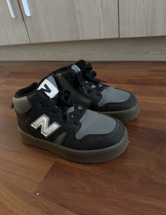 Продам демисезонные кроссовки