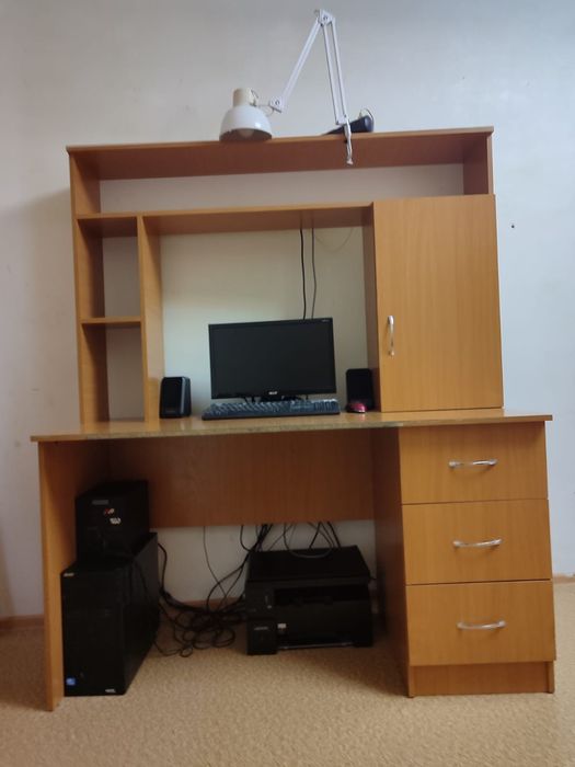 Продам стол компьютерный