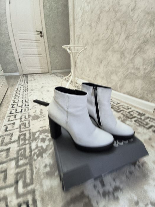 Сапожки белые  Ecco