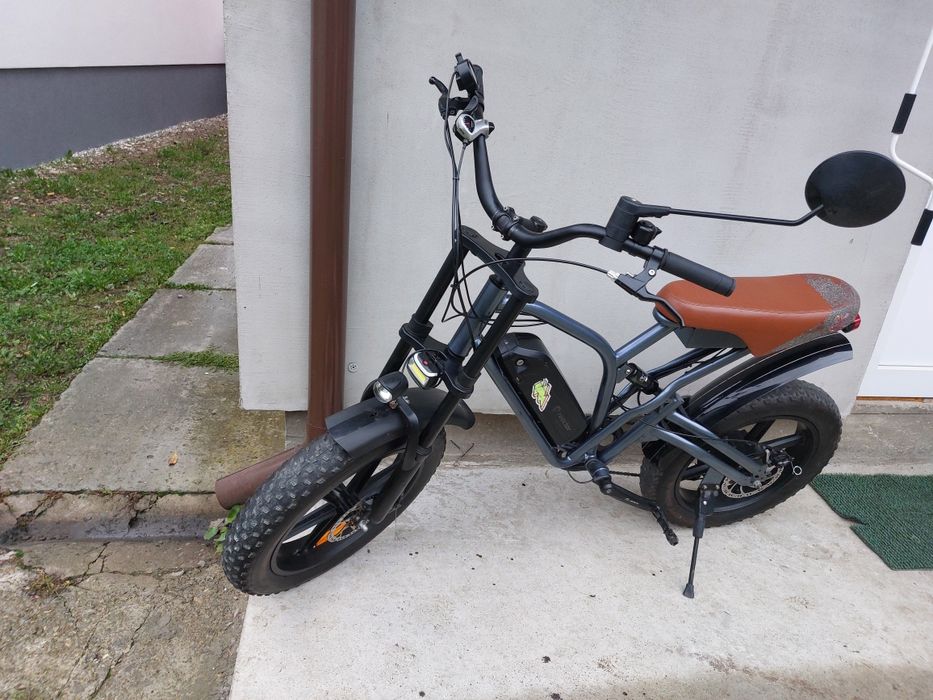 Vând bicicletă electrică cu cheie și încărcător 2800 lei negociabil